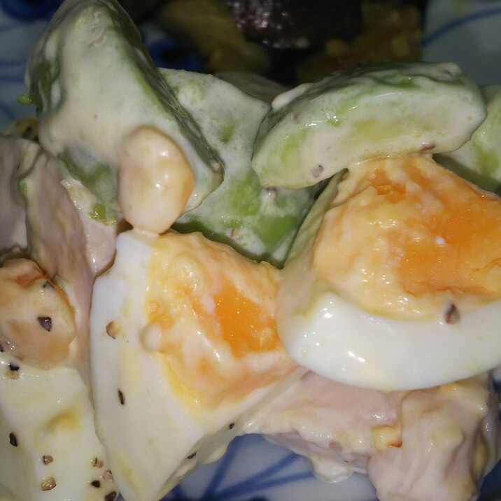 鶏ハムとアボカドとゆで卵のマヨサラダ